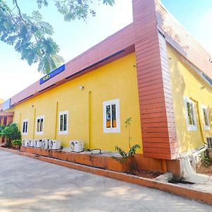 Fabexpress Airport Stay Inn - Nr Hyderabad International Airport, Shamshabad